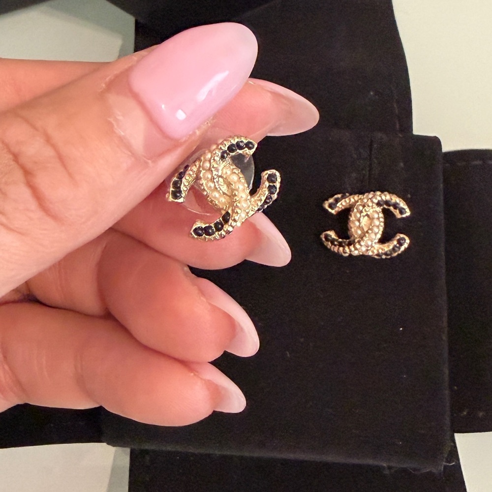 Chanel Gold and Black CC pearl Stud Earrings - Picture 4 of 5